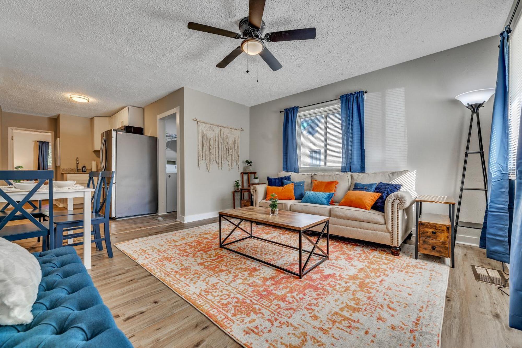 Beautiful House Mins Away From The Airport Hébergement de vacances *