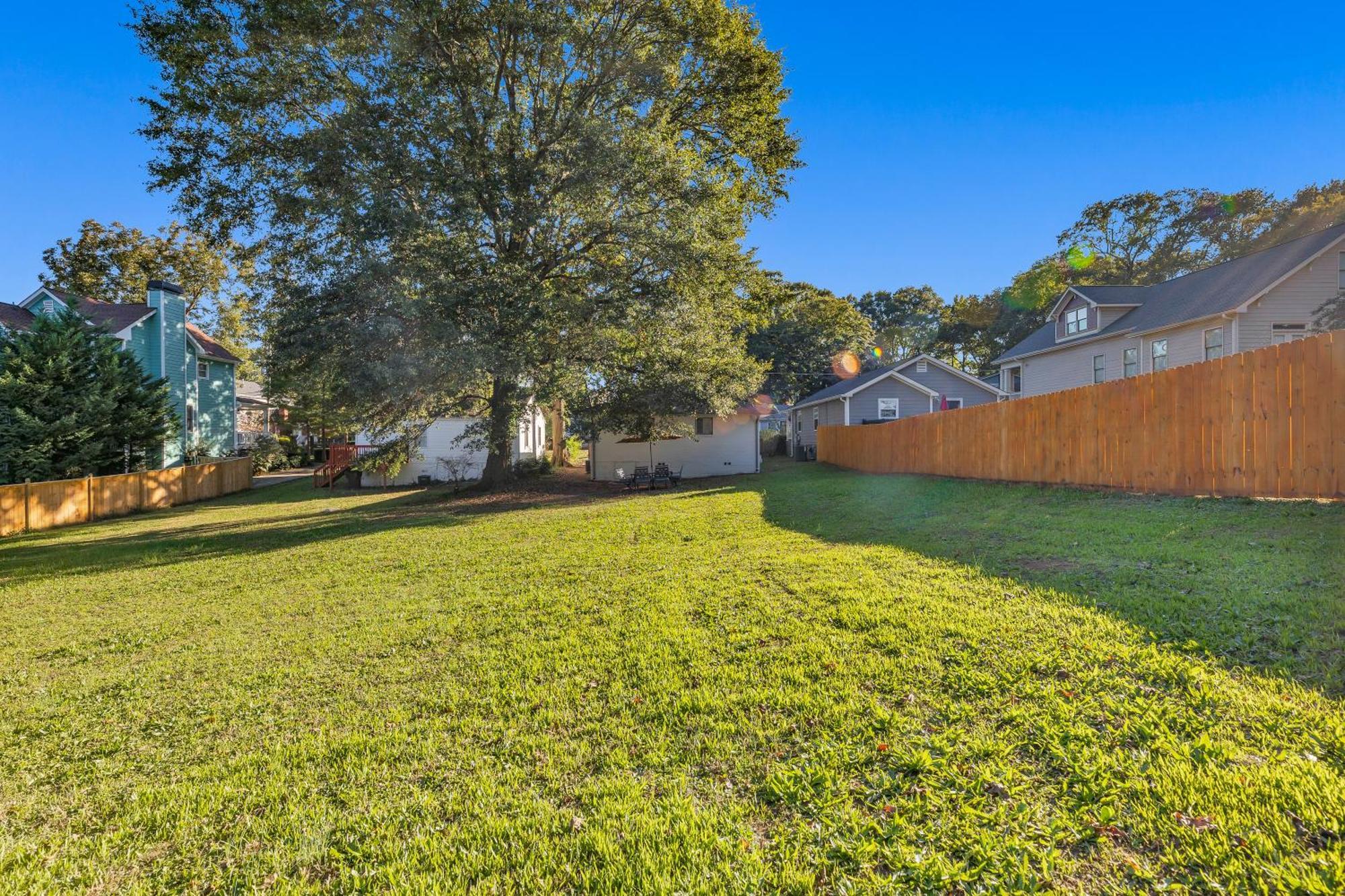 Beautiful House Mins Away From The Airport Hébergement de vacances *