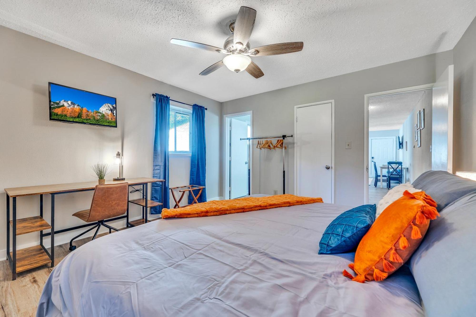 Beautiful House Mins Away From The Airport Hébergement de vacances *